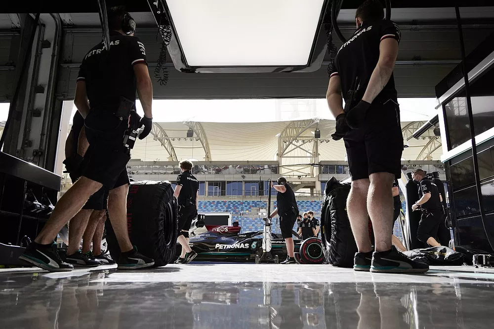 Mechanics with Lewis Hamilton, Mercedes W12, in the pit lane