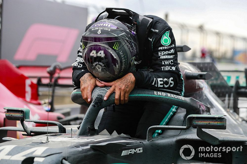 Le vainqueur Lewis Hamilton, Mercedes-AMG F1, arrive dans le parc fermé après avoir sécurisé son 7e titre mondial