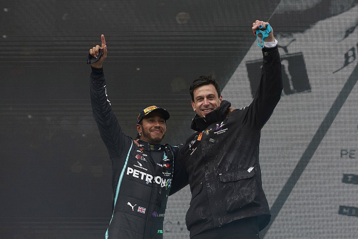 Wolff „egy életre elkötelezte” magát a Mercedes F1-es csapata mellett