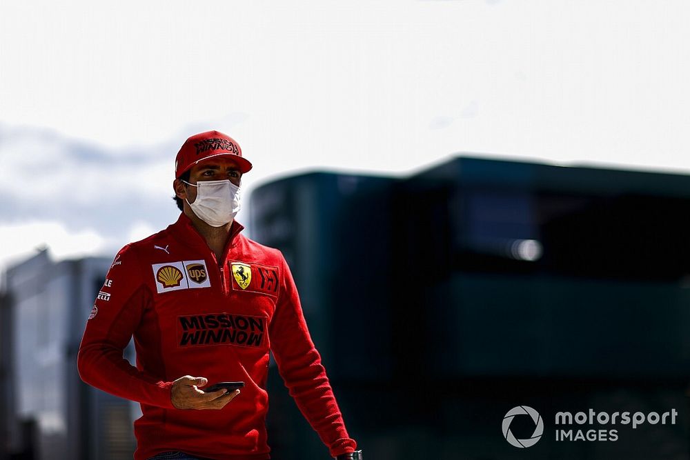 Sainz bebetonozta magát a Ferrarinál? Webber szerint a csapat hosszú távra tervezhet...
