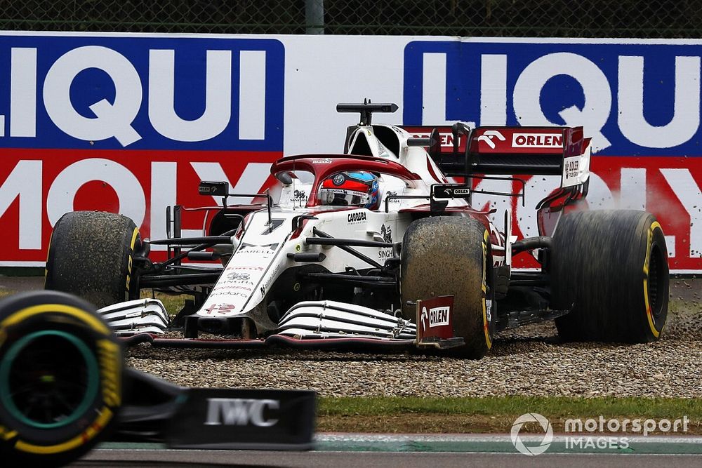 Kimi Raikkonen, Alfa Romeo Racing C41, dans le bac à graviers