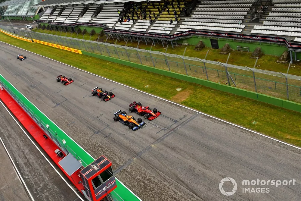 Charles Leclerc, Ferrari SF21, lotta con Lando Norris, McLaren MCL35M, davanti a Sergio Perez, Red Bull Racing RB16B, Carlos Sainz Jr., Ferrari SF21, e il resto delle auto