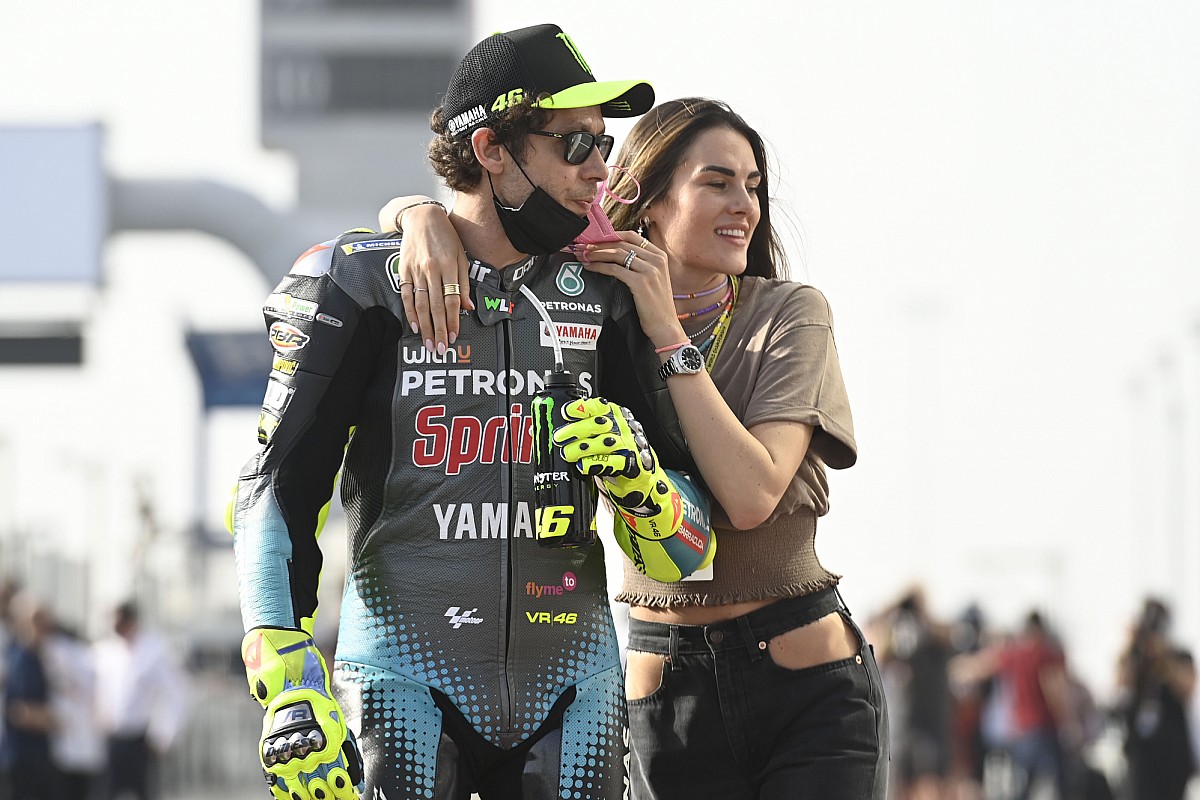 Rossi Bangga Memiliki Kekasih Mantan Grid Girl