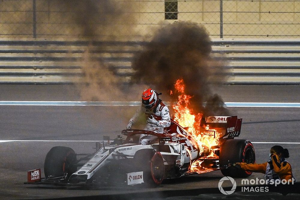 Kimi Raikkonen, Alfa Romeo Racing C39 stops on track with engine fire