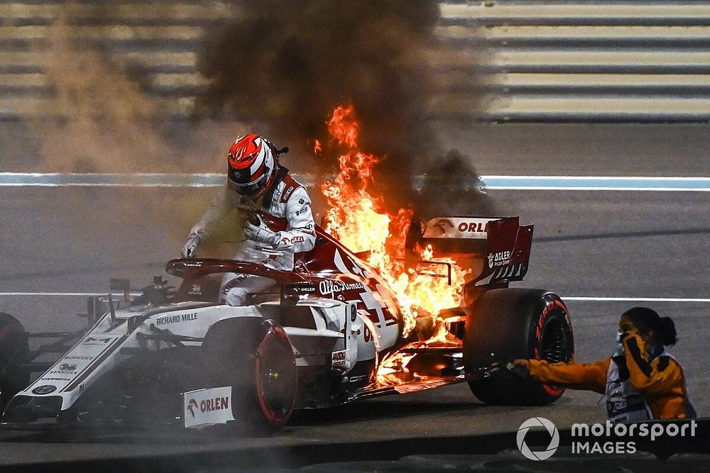 Kimi Raikkonen, Alfa Romeo Racing C39 fermo con il motore in fiamme