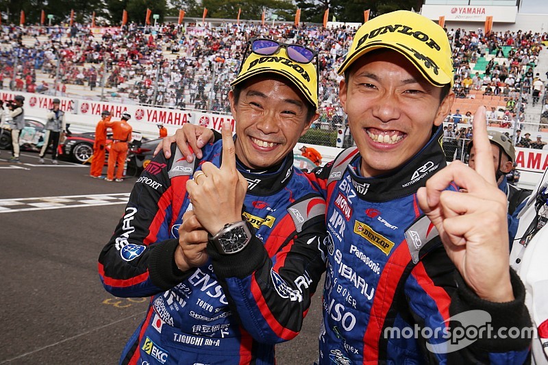 念願の今季初V、井口&山内「メカニックとファンの思いに応えたかった」