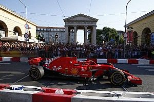 Galería: las calles de Milán se tiñen de rojo Ferrari con los F1