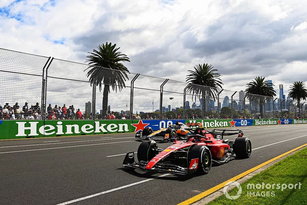 Carlos Sainz, Ferrari SF-23, Oscar Piastri, McLaren MCL60