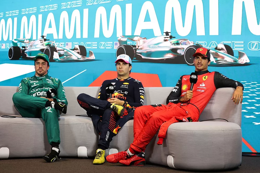 Fernando Alonso, Aston Martin F1 Team, el hombre de la pole Sergio Pérez, Red Bull Racing, Carlos Sainz, Scuderia Ferrari, en la rueda de prensa posterior a la clasificación.