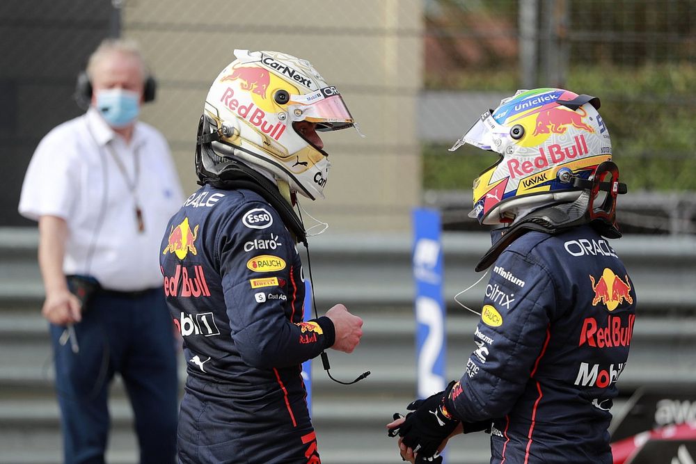 Max Verstappen, Red Bull Racing, 1ª posición, Sergio Pérez, Red Bull Racing, 3ª posición, conversan en el Parc Ferme tras la Carrera Sprint