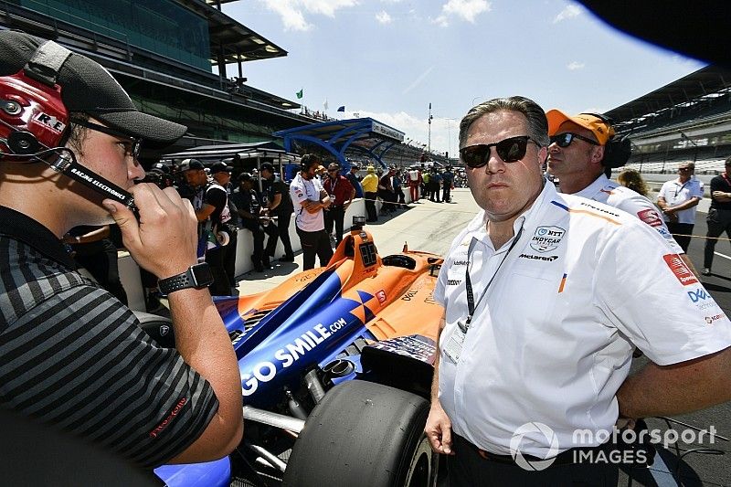 Fernando Alonso, McLaren Racing Chevrolet, Zak Brown inspects puncture after qualifying run 