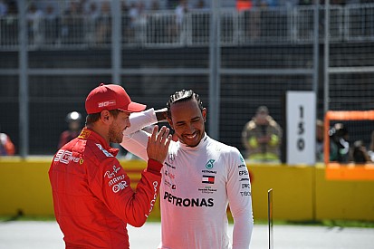 Hamilton és Vettel kapcsolata példát mutathatna akár a rajongók számára is