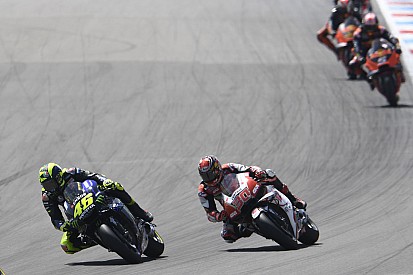 La lesión de Nakagami se produjo tras un choque con Rossi en Assen