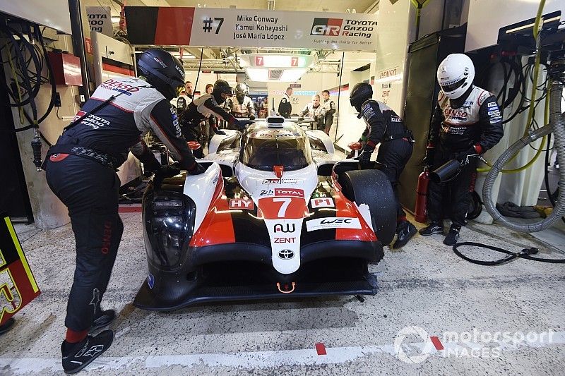 #7 Toyota Gazoo Racing Toyota TS050: Mike Conway, Kamui Kobayashi, Jose Maria Lopez con daños en la parte delantera después del choque