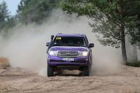 Brochocka za kierownicą potężnej terenówki