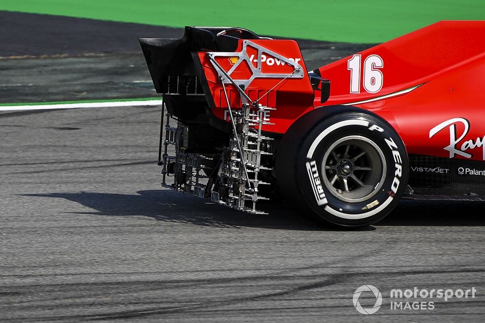 Parrilla aerodinámica en el coche de Charles Leclerc, Ferrari SF1000