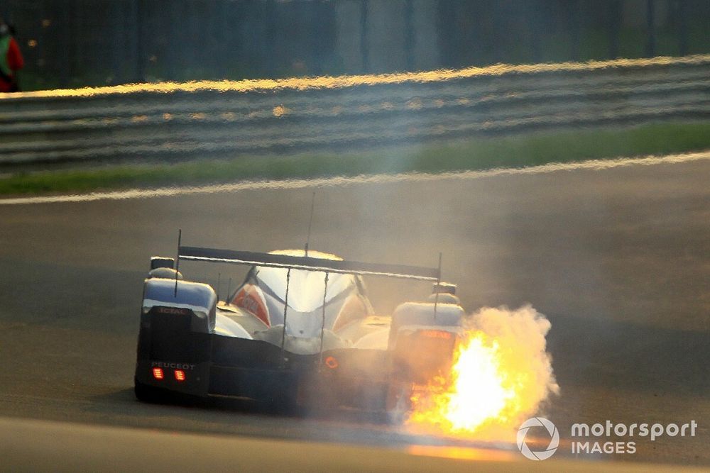 #2 Team Peugeot Total Peugeot 908 HDi-FAP: Nicolas Minassian, Stephane Sarrazin, Franck Montagny, suffers engine failure