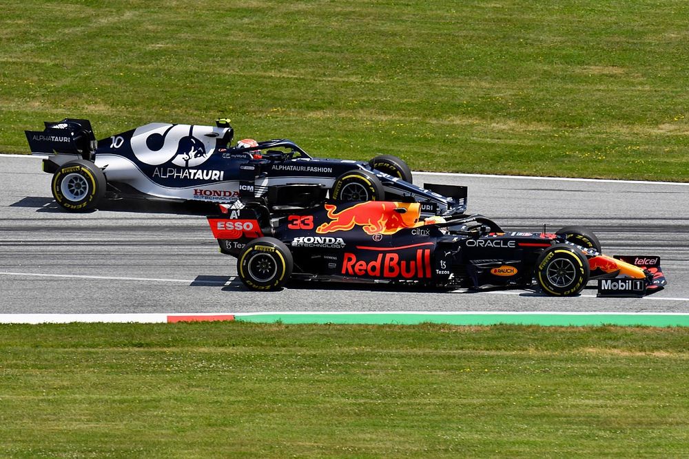 Max Verstappen, Red Bull Racing RB16B, passes Pierre Gasly, AlphaTauri AT02