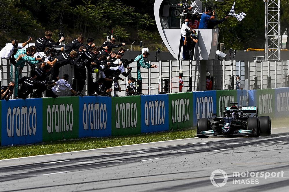 F1スペインGP決勝:2ストップ作戦を完遂、ハミルトンが優勝。フェルスタッペン2位、角田はリタイア