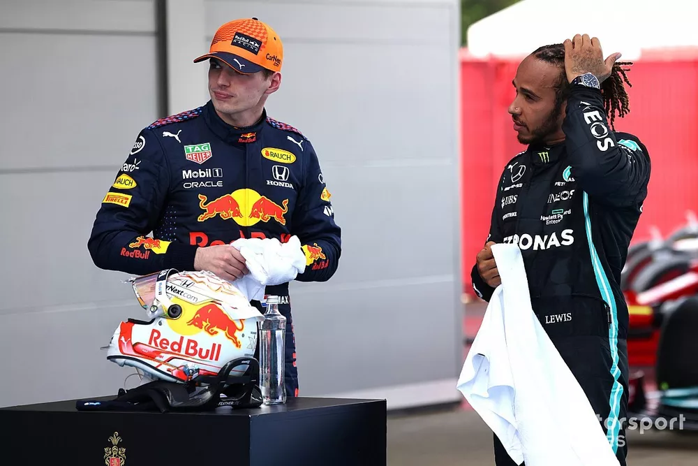 Max Verstappen, Red Bull Racing, 2ᵉ Lewis Hamilton, Mercedes, vainqueur, dans le parc ferm&eacute;