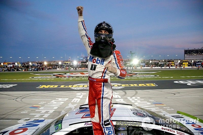 Race winner Kevin Harvick, Stewart-Haas Racing, Ford Fusion Mobil 1