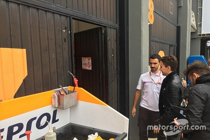 Primera entrada de Jorge Lorenzo al box de Honda