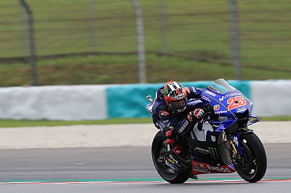 Viñales y Rossi aúpan a Yamaha al frente del warm up en Sepang