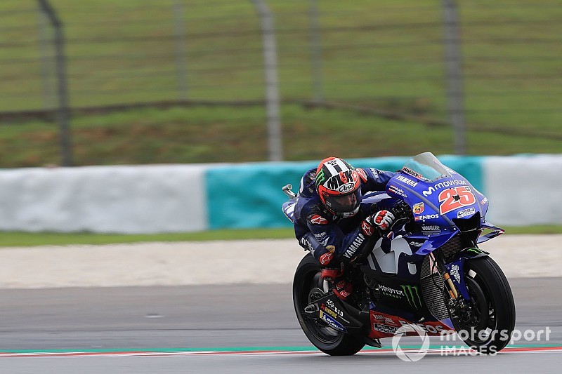 Viñales y Rossi aúpan a Yamaha al frente del warm up en Sepang