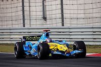 Alonso w historycznym Renault