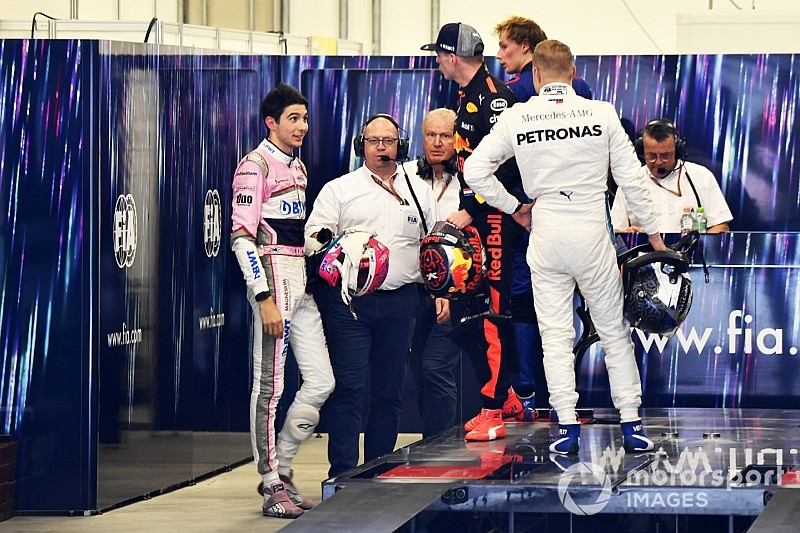 Verstappen vindt reactie niet overdreven: "Had ik hem dan een hand moeten geven?"