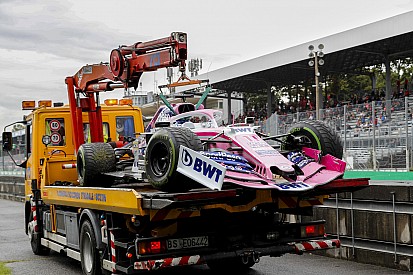 Pérez, ahogy odavágja az F1-es gépét Monzában