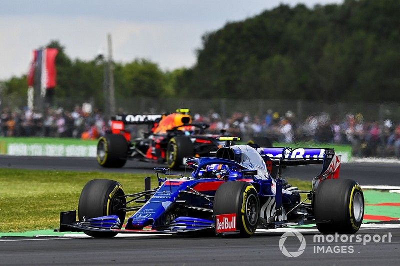 Alexander Albon, Toro Rosso STR14, leads Pierre Gasly, Red Bull Racing RB15