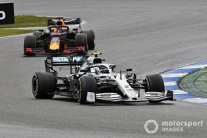 Valtteri Bottas, Mercedes AMG W10, lidera Max Verstappen, Red Bull Racing RB15