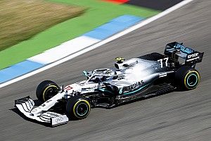 Pályán a Mercedes különleges festésű F1-es autója a Német Nagydíjon