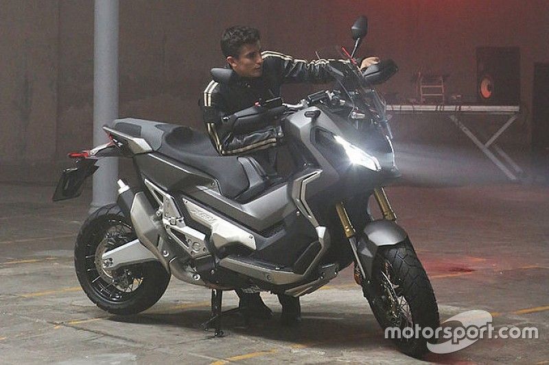 Márquez se saca la licencia de moto y... ¡decepciona al examinador!