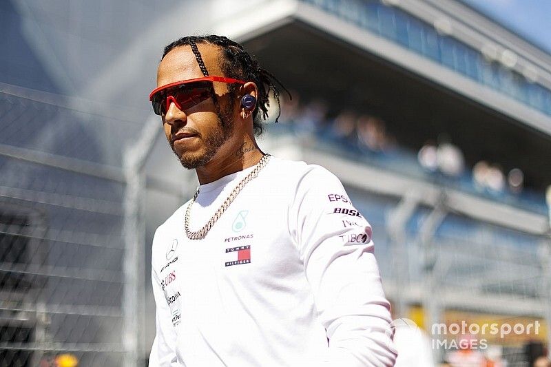 Hamilton: A Red Bull nincs messze, a Ferrari igen…