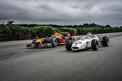 Oválra vitték a Red Bull F1-es versenygépét Japánban: videó