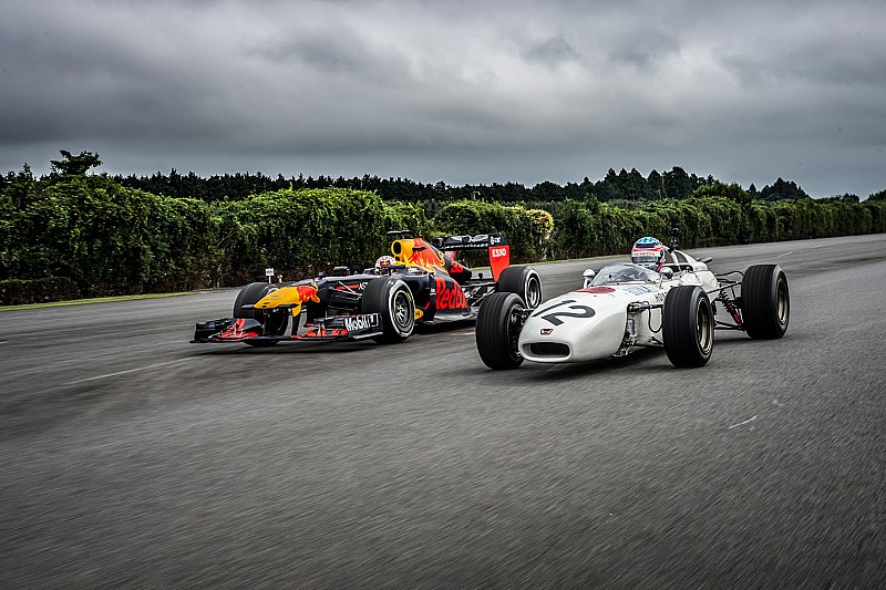 Oválra vitték a Red Bull F1-es versenygépét Japánban: videó