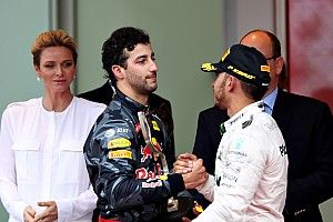 Хэмилтон посоветовал Риккардо не портить отношения с Red Bull