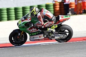 Espargaro jajal fairing Aprilia bergaya ala Ducati