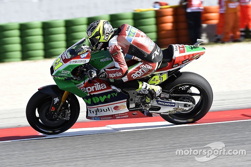 Espargaro jajal fairing Aprilia bergaya ala Ducati