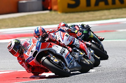 Lorenzo: “Si no levanto la moto cuando me pasó Marc nos hubiéramos caído”