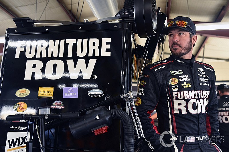 Martin Truex acepta que le regaló el triunfo a Kyle Larson