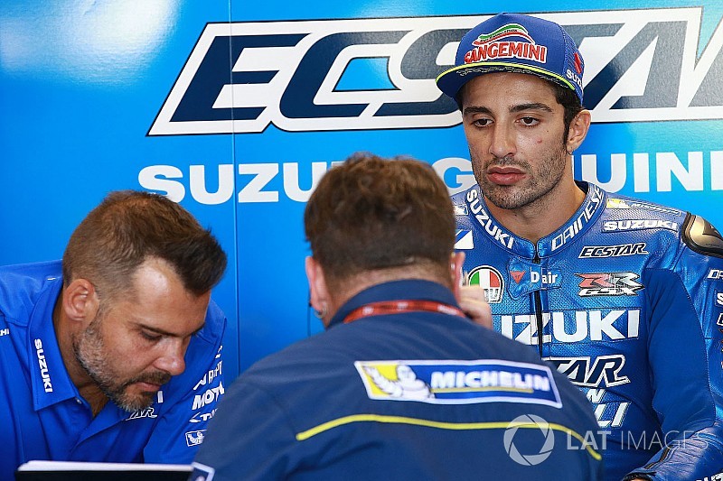Insiden terjatuhnya Iannone di pit lane