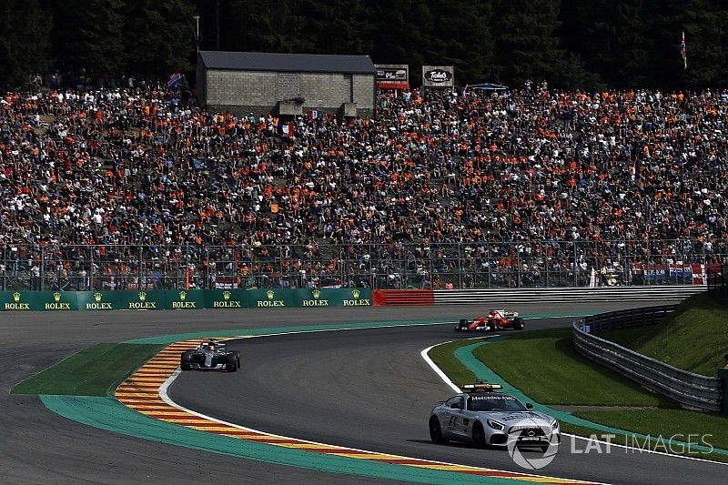Hamilton cuestionó el ingreso del coche de seguridad
