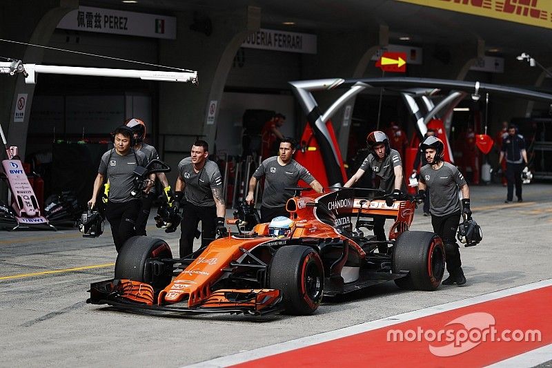 El equipo McLaren regresa el coche de Fernando Alonso, McLaren MCL32 para el garaje