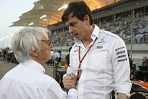 Ecclestone: "Hamilton y Mercedes no juegan limpio con Verstappen"