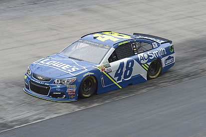 Jimmie Johnson si impone nel "recupero" del lunedì di Bristol