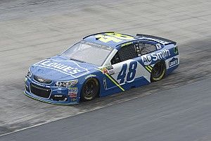 Jimmie Johnson si impone nel "recupero" del lunedì di Bristol
