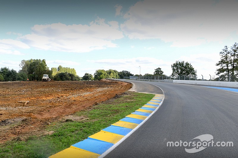 Le Mans : une zone de dégagement dans les virages Porsche